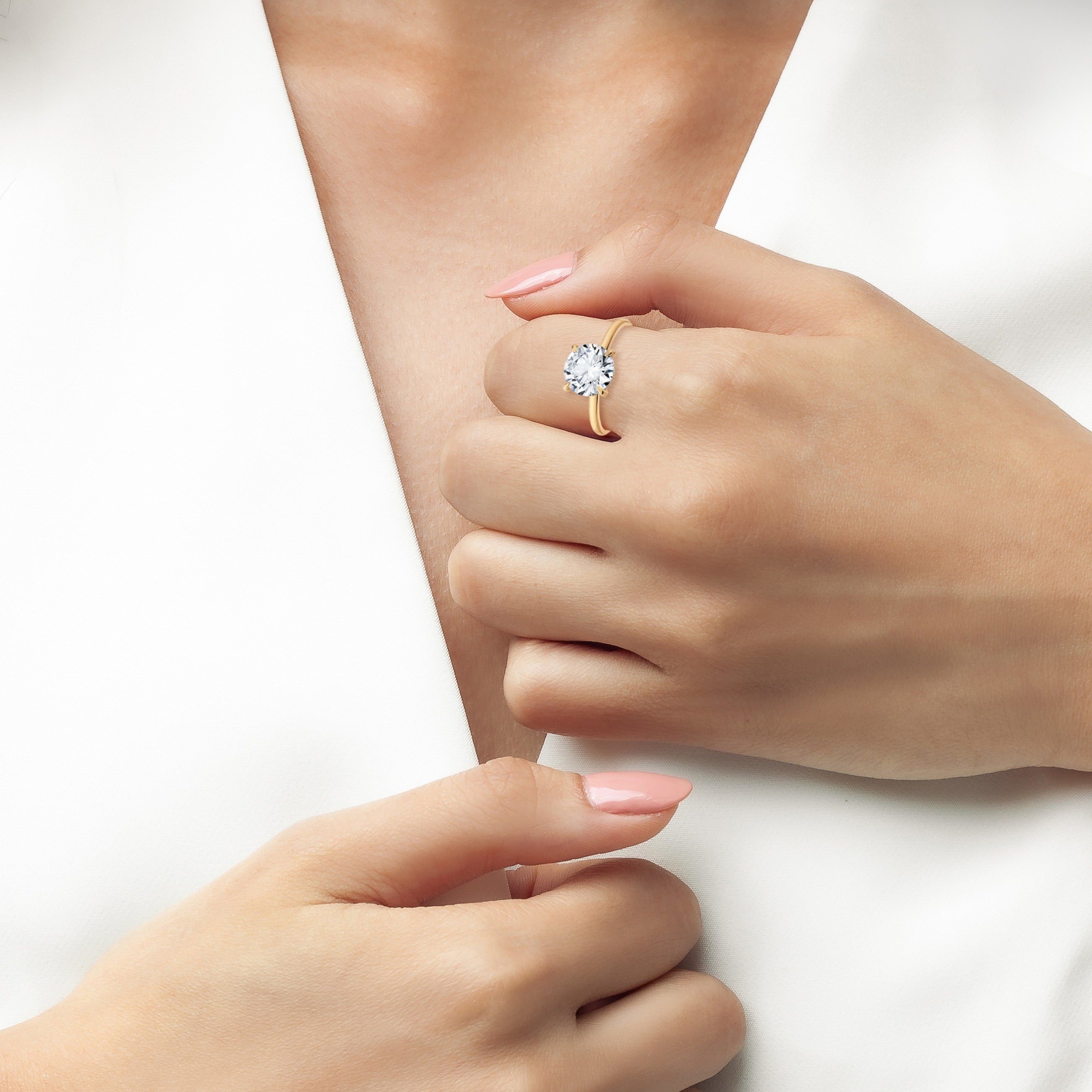 2.9ct Brillant Solitaire Ring Finished in Gold